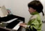 Criana tocando rgo